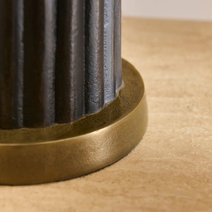 Lampe de table en métal à obélisque cannelé avec abat-jour en tissu tressé, construction en fer de qualité supérieure, éclairage d'ambiance chaleureux pour intérieurs élégants - Product Image 3