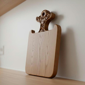Esta elegante tabla de cortar de madera presenta un mango superior intrincadamente tallado a mano con un diseño distintivo para cortar verduras. - Product Image 2