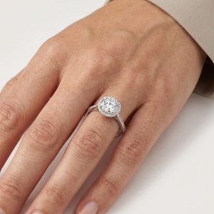 Bague de fiançailles en platine avec diamant rond brillant, halo et diamants latéraux, certifiée IGI, style classique pour femme - Product Image 5