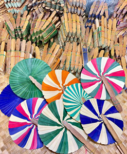 Abanico Artesanal de Bambú Ecológico con Diseño Floral y Colorido para Tiendas de Recuerdos - CARYLN - Product Image 6