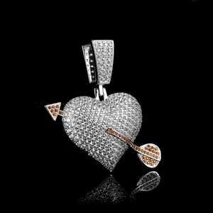 Pendentif en forme de cœur et de flèche avec diamant rond en moissanite pour unisexe, en argent sterling 925, cadeau de fiançailles pour les amoureux - Product Image 1