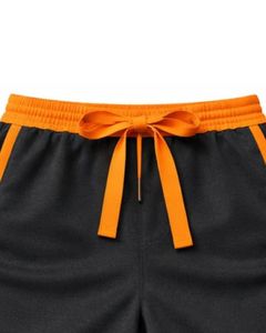 Conjunto de dos piezas para hombre, camiseta sin mangas negra y pantalones cortos, conjunto informal de verano de algodón con ribete naranja y cordón ajustable. - Product Image 5