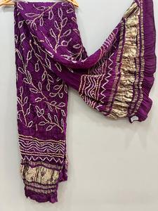 Dupatta de Seda Arrugada Color Borgoña con Borde Dorado, Elegante y Tradicional para Bodas, Fiestas y Diwali, para Mujeres Indias y Pakistaníes - Product Image 1