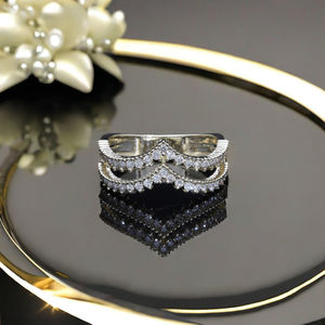 Elegante anillo de banda de Chevron doble de oro de 14 quilates Diseño único en capas con diamantes naturales Joyería de moda nupcial delicada - Product Image 1