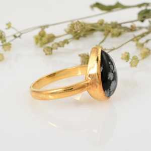 Soldes d'été : Cabochon lisse en obsidienne flocon de neige naturelle 8x12mm, serti clos, laiton plaqué or 14K, Christian Bohemia, haute qualité - Product Image 5