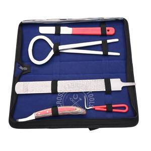 Kit de fermeur équin pour le soin et la finition des sabots, avec couteau à sabots, râpe double face, testeur de sabot, couteau à abcess à lame affûtée et couteau à boucle - Product Image 1