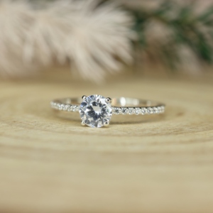 Bague de fiançailles élégante pour femme en argent sterling 925 plaqué or avec sertissage griffe et pierre principale Moissanite VVS 1 carat certifiée GRA - Product Image 4
