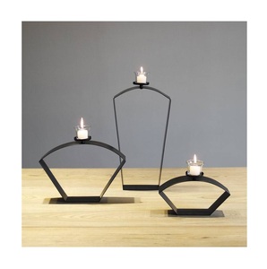 Juego de 3 Portavelas Geométricos Negros, Modernos y Minimalistas, Centro de Mesa Votivo, Centro de Mesa Metálico Minimalista de Varias Alturas - Product Image 1
