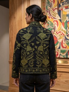 Chaqueta Bomber de Mujer Hecha a Mano en Tela de Algodón TNT ~ Abrigo Suzani Floral Negro, Transpirable y Ecológico, Producción Alif - Product Image 2