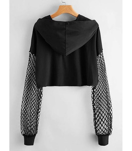 Sweat à capuche noir tendance avec manches unies et logo frontal pour un look urbain audacieux pour l'hiver - Product Image 2