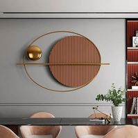 Décoration murale en métal avec motif d'arbre pour une ambiance intérieure paisible et stylée