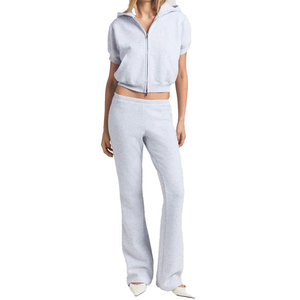 Conjunto de sudadera con capucha corta de algodón personalizado premium y pantalones deportivos ajustados para mujer, conjunto de 2 piezas, cómodo y minimalista, OEM, marca privada - Product Image 1