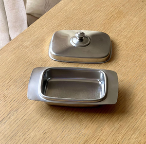 Boîte à beurre classique en acier inoxydable de forme circulaire avec couvercle, idéale pour la décoration de table de petit-déjeuner, disponible à prix de gros - Product Image 2