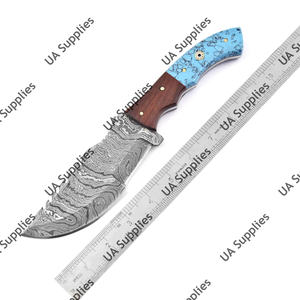 Couteau de chasse, de survie et de camping en acier Damas forgé à la main, à lame pleine, avec étui et manche en résine et bois de rose - Product Image 4