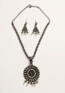 Conjunto de Collar y Pendientes de Plata Oxidada con Circonita |   Joyería Étnica India Boho Tribal Vintage |   Regalo de Boda y Compromiso para Mujer - Product Image 4