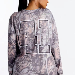 เสื้อเจอร์ซีย์อเมริกันฟุตบอลพรีเมียมสำหรับผู้หญิง แขนยาว คอวี ลายพรางแบบซับลิเมชั่น เสื้อกีฬาแนวสตรีทแวร์ ขายส่ง OEM - Product Image 4