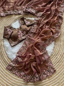 Sari en soie de créateur, design moderne, aspect riche, avec pièce de blouse, pour mariage, prix bas, vente en gros, ethnique de Surat - Product Image 2