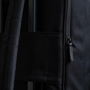 Sac à dos pour ordinateur portable de luxe en polyester léger et durable avec fermeture éclair géométrique, respirant, écologique et bretelles arquées - Product Image 3