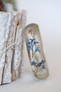 Brazalete de resina con diseño de olvido de mis encontros - Brazalete botánico floral - Brazalete tipo cuff - Product Image 4