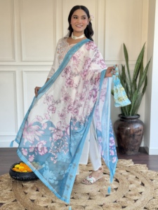 ชุดคุर्ติผ้าวิสโคสชานเดรีสีขาวหรูหราทรงตรง พร้อมกางเกงผ้าวิสโคสชานเดรี และผ้าคลุมไหล่พิมพ์ลายผ้าไหมชานเดรีคุณภาพดีที่สุด - Product Image 5