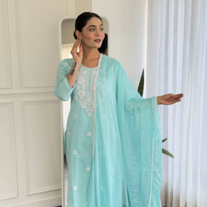 ชุดคุรตะผ้าฝ้ายดีไซน์เนอร์สำหรับงานปาร์ตี้ ผ้าฝ้ายแท้ปักลายอย่างประณีต พร้อมกางเกงและผ้าคลุมไหล่ประดับลูกไม้ ชุดเสื้อ-กางเกง-ผ้าคลุมไหล่ - Product Image 1