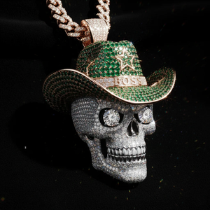 Pendentif Moissanite Crâne de Cowboy Vert en Argent 925 Plaqué Rhodium, Charme Rond Taille Brillant, Bijou Unisexe pour Fête - Product Image 1