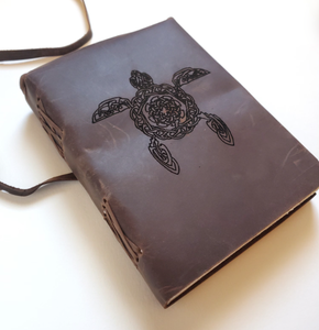 Carnet en cuir Celtic Sea Turtle, personnalisation gratuite, carnet en cuir vierge 5" x 7" avec choix de papier ligné ou non ligné - Product Image 3