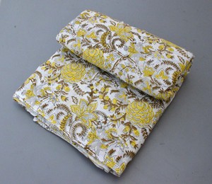 Tela con estampado floral 100% algodón suave y puro de estilo indio para ropa, vestidos, cortinas, ropa de dormir, fundas, sábanas y muchos más. - Product Image 3