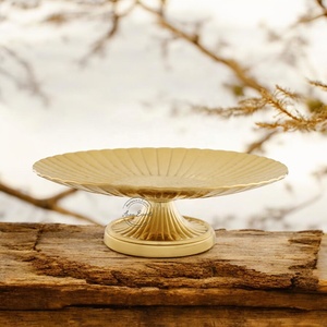 Tamaño personalizado y forma redonda de aluminio de color dorado con soporte de diseño simple Plato de oro y cuenco para servir - Product Image 1