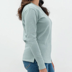 เสื้อไหมพรมผู้หญิงสำหรับฤดูหนาว แบบขายส่ง OEM ปักลายโลโก้ด้านหน้า ออกแบบเรียบง่าย ระบายอากาศได้ดี เป็นมิตรกับสิ่งแวดล้อม แขนยาว ทรงเข้ารูป - Product Image 2