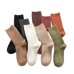 Chaussettes en laine mérinos pour femmes, logo personnalisé, coupe classique, standard, chaudes et confortables pour l'hiver, tricotées pour tous les jours - Product Image 2