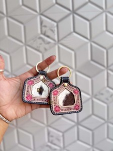 Llavero de Cuero Hecho a Mano con Diseño Personalizado 2026, Forma Irregular, Grabado en Relieve, Impresión, Pendientes para Llaves, Venta Caliente, Accesorio de Regalo Unisex - Product Image 1
