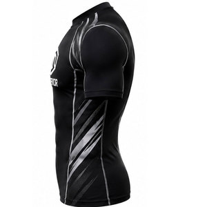Camiseta de compresión transpirable con tecnología de tejido avanzada que absorbe eficientemente la humedad, garantizando una experiencia cómoda. - Product Image 3