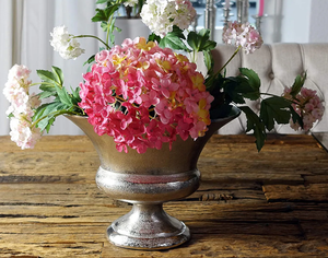 Jarrón de Diseño Europeo Moderno y Sencillo, de Aluminio Plateado Mate, Ecológico, Impermeable, Duradero, Hecho a Mano y Personalizable - Product Image 3