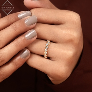 Anillo de Eternidad de Diamantes en Zigzag de Lujo en Oro Amarillo con Piedra Redonda, Anillo de Boda Chevron, Joyería para Mujer, Regalo - Product Image 4