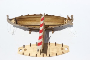 Modèle de voilier en bois fait main VIKING, objet de collection, décoration artistique, sur pied, forme personnalisée, thème océan, présentoir de table - Product Image 2