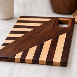 Planche à découper en bois géométrique avec motif rayé contrastant et poignée intégrée à découpe rectangulaire pour couper les légumes - Product Image 6