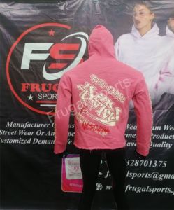 เสื้อฮู้ดดี้โอเวอร์ไซส์ ขอบดิบ แขนจั๊มพ์ ผ้าฟลีซหนานุ่ม 100% คอตตอน สตรีทแวร์ ทรงบ็อกซี่ ไม่มีริบ ขอบดิบแบบมินิมอล น้ำหนัก 350 กรัม - Product Image 2