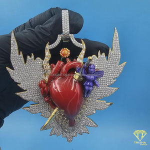 Collier de luxe avec pendentif cœur anatomique et ailes d'ange, entièrement serti de diamants, un chef-d'œuvre artistique de créateur avec un chérubin - Product Image 4