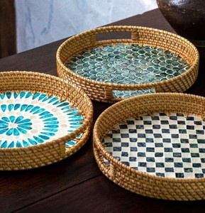 Plateau de service élégant en rotin écologique à motif damier, incrusté de mosaïque de coquillages bleus, créatif pour table basse et plats - Product Image 5