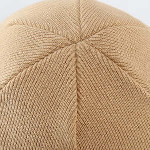 Elegante Gorro Beige con Parche de Logotipo - Gorro de Invierno Tejido Color Caqui para Hombre y Mujer - Gorro Premium Suave y Cálido - Product Image 6