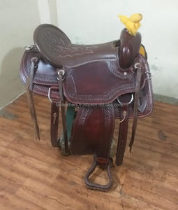 Sillín de montar a mano de aspecto elegante hermoso Western Horse Pleasure Trail hecho de cuero real con juego de tachuelas a juego - Product Image 3