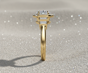 Anillo de compromiso con halo de diamantes cultivados en laboratorio Stonewels, corte central y piedras laterales, oro de 14K, certificado de lujo para novias, con engaste de púas - Product Image 2