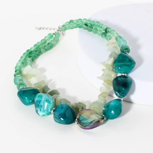 Collar de resina hecho a mano de doble hilera con pepitas facetadas, verde llamativo, regalo para mujer, uso decorativo - Product Image 3