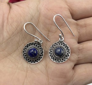 Boucles d'oreilles pendantes rondes en lapis-lazuli naturel plaqué argent, bijoux de mode faits à la main - Product Image 2