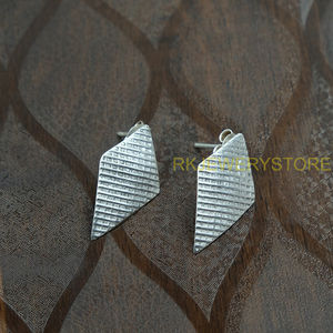 Pendientes de Plata Hechos a Mano con Forma de Diamante Texturizado para Mujer, Pendientes Geométricos Minimalistas, Joyería Moderna para Regalo - Product Image 4