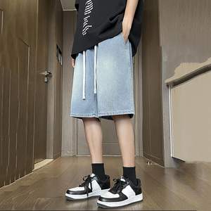 Short baggy en denim pour homme avec taille élastique coupe ample jambe droite patineuse bermuda de plage jorts décorés de cristaux délavés à la lumière - Product Image 3