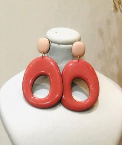 Boucles d'oreilles en résine en gros, bijoux fantaisie faits à la main pour femmes et jeunes filles, couleurs et designs personnalisés, idéales pour un usage quotidien - Product Image 3