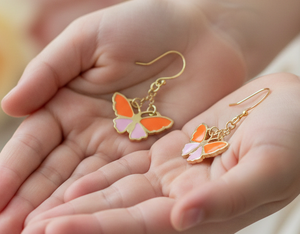 Pendientes Colgantes de Mariposa de Latón Hechos a Mano, Esmalte Naranja/Lila/Morado, Estilo Romántico Artesanal para Mujer, Ideales para Fiestas - Product Image 4