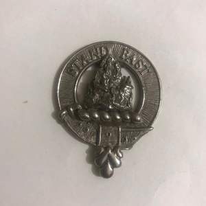 Este es un distintivo o broche del Clan Kennedy, con el escudo y el lema del clan. - Product Image 4
